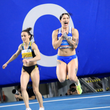 Ewa Swoboda skacze po zwycięstwie w biegu na 60 metrów.