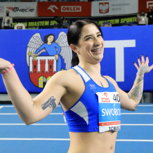 Ewa Swoboda cieszy się ze zwycięstwa w biegu na 60 metrów.