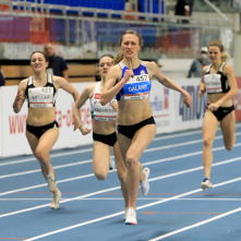 Martyna Galant wbiega pierwsza na metę biegu na 1500 metrów. Za jej plecami pozostałe uczestniczki.