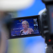 Na zdjęciu Mariola Sovzyńska, dyrektor Wydziału Sportu i Rekreacji Urzędu Miasta Torunia, widziana na monitorze aparatu