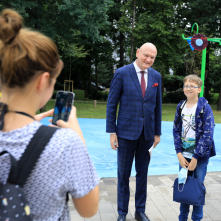 Prezydent Michał Zaleski pozuje do zdjęcia z dzieckiem idącym na basen