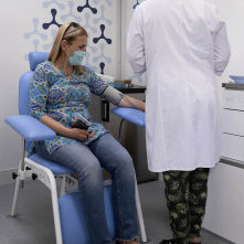 Pacjentka podczas badania ciśnienia