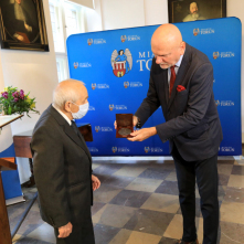 prezydent Michał Zaleski wręcza medal dr. Marianowi Ptaszykowi
