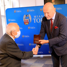 prezydent Michał Zaleski wręcza medal dr. Marianowi Ptaszykowi
