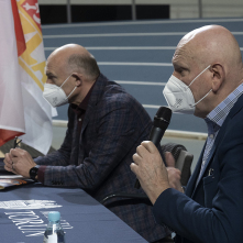Prezydent Michał Zaleski i dyrektor generalny HME Krzysztof Wolsztyński siedzą za stołem w Arenie Toruń podczas konferencji prasowej - głos zabiera prezydent, w ręku trzyma mikrofon