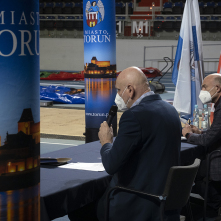 Prezydent Michał Zaleski i dyrektor generalny HME Krzysztof Wolsztyński siedzą za stołem w Arenie Toruń podczas konferencji prasowej