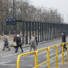 Na zdjęciu mieszkańcy przechodzą przez przejście dla pieszych w alei Jana Pawła II