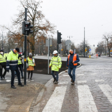 Na zdjęciu prezydent Michał Zaleski sprawdza stan wykonania sygnalizacji świetlnej przejścia dla pieszych