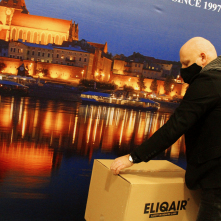 Na zdjęciu Arkadiusz Liczkowski kładzie paczkę z maseczkami