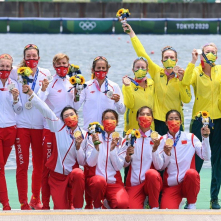 Zwycięskie drużyny czwódek podwójnych: od lewej polska, chińska i australijska machają i pokazują medale po dekoracji medalowej podczas Igrzysk Olimpijskich w Tokio
