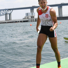 Katarzyna Zillmann stoi nad brzegiem toru, na którym odbył się bieg podczas Igrzysk Olimpijskich w Tokio