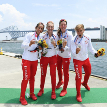 Zawodniczki czwórki podwójnej z uśmiechami prezentują srebrne medale zdobyte podczas Igrzysk Olimpijskich w Tokio