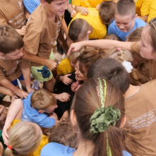 Na zdjęciu: siatkarka Katarzyna Skowrońska z dziećmi uczestniczącymi w wydarzeniu