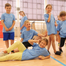 Na zdjęciu: dzieci w niebieskich koszulach po zawodach sportowych
