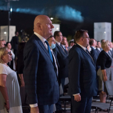 Na zdjęciu prezydent Michał Zaleski śpiewa hymn państwowy