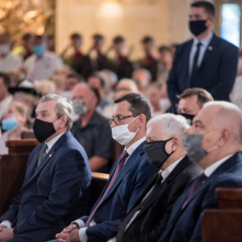 Na zdjęciu przedstawiciele władzy centralnej siedzą w ławkach kościelnych