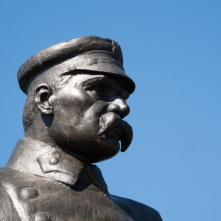 Na zdjęciu pomnik marszałka Józefa Piłsudskiego z profilu w Toruniu