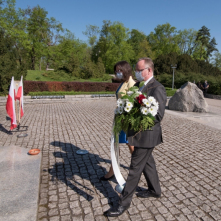 Na zdjęciu dyrektor i wicedyrektor SP nr 31 składają wiązankę kwiatów pod pomnikiem