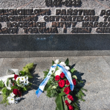 Na zdjęciu złożone kwiaty na pomniku marszałka