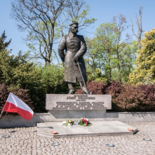 Na zdjęciu pomnik marszałka Józefa Piłsudskiego w Toruniu z kwiatami, obok flagi Polski
