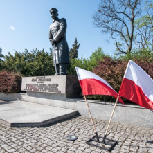 Na zdjęciu pomnik marszałka Józefa Piłsudskiego w Toruniu, obok flagi Polski