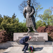 Na zdjęciu prezydent Michał Zaleski składa wiązankę kwiatów pod pomnikiem marszałka 