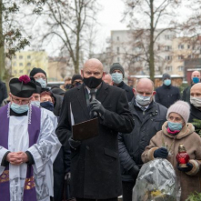 Na zdjęciu prezydent Michał Zaleski przemawia podczas ceremonii pogrzebowej