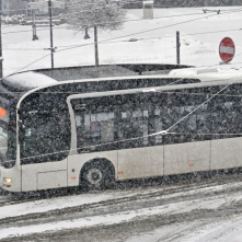 Autobus jadący w śnieżycy