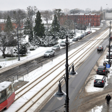 Widok na zaśnieżoną ulicę Wały gen. Sikorskiego w Toruniu