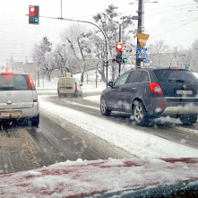 Samochody jadące zaśnieżoną Szosą Chełmińską