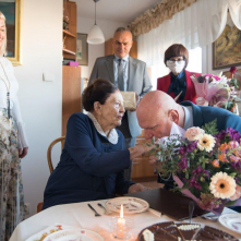Na zdjęciu prezydent Michał Zaleski wręcza bukiet kwiatów stulatce, Jadwidze Marii Strawińskiej i całuje jej dłoń 