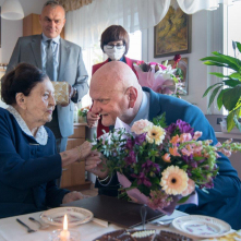 Na zdjęciu prezydent Michał Zaleski wręcza bukiet kwiatów stulatce, Jadwidze Marii Strawińskiej i całuje jej dłoń 