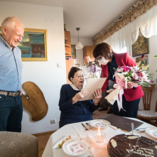 Na zdjęciu: Jadwiga Krzywdzińska, po dyrektora Urzędu Stanu Cywilnego wręcza kwiaty stulatce Jadwidze Marii Strawińskiej