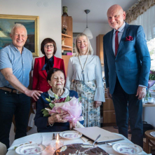Na zdjęciu: stuletnia Jadwiga Maria pozuje do zdjęcia wraz rodziną, prezydentem Michałem Zaleskim i po dyrektora Urzędu Stanu Cywilnego Jadwigą Krzywdzińską