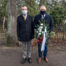 Zastępca prezydenta Paweł Gulewski i przewodniczący Rady Miasta Marcin Czyżniewski stoją z wiązanką biało-czerwonych kwiatów, przed złożeniem ich na grobie Wandy Szuman