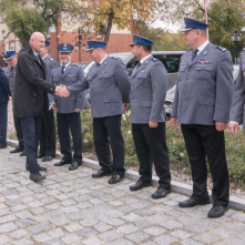 Na zdjęciu prezydent Michał Zaleski wita się z przedstawicielami policji
