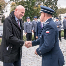 Na zdjęciu: prezydent Michał Zaleski ściska dłoń przedstawicielowi policji