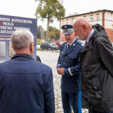Na zdjęciu: prezydent Michał Zaleski, starosta Marek Olszewski i przedstawiciel policji patrzą na planszę znajdującą się na wystawie poświęconej historii policji