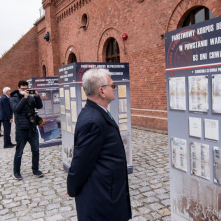 Na zdjęciu: starosta Marek Olszewski patrzy na planszę znajdującą się na wystawie poświęconej historii policji