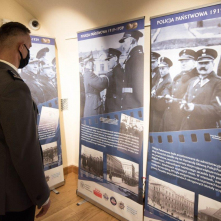 Na zdjęciu: policjant ogląda wystawę poświęconą historii policji