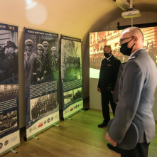 Na zdjęciu: policjanci oglądają wystawę poświęconą historii policji