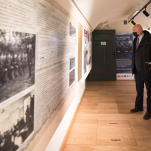 Na zdjęciu: prezydent Michał Zaleski ogląda wystawę poświęconą historii policji