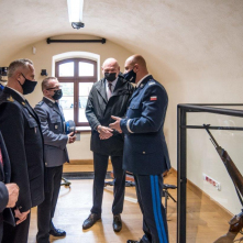 Na zdjęciu: prezydent Michał Zaleski wraz z policjantami ogląda wystawę poświęconą historii policji