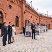 Na zdjęciu: przemawia prezydent Michał Zaleski, w tle ceglany mur Muzeum Twierdzy Toruń