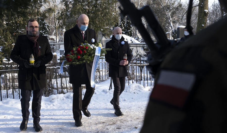radny Wojciech Klabun, prezydent Michał Zaleski i radny Jacek Krzyżaniak składają kwiaty