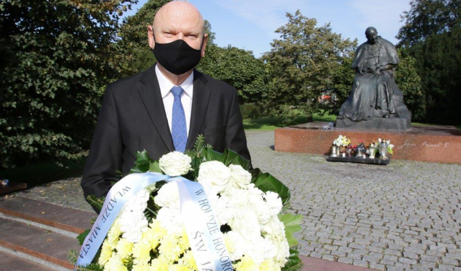 Na zdjęciu: prezydent Michał Zaleski składa kwiaty pod pomnikiem Jana Pawła II