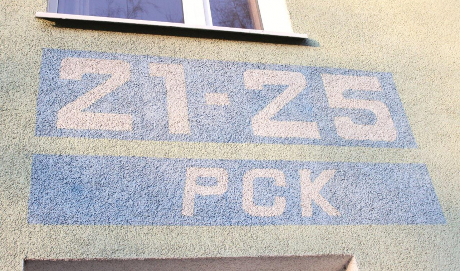 Fragment ściany bloku z numerem domu i nazwą ulicy - 21-25 PCK