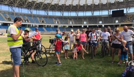 Na zdjęciu uczestnicy rajdu rowerowego „Szlakiem toruńskiego sportu” zwiedzają Motoarenę