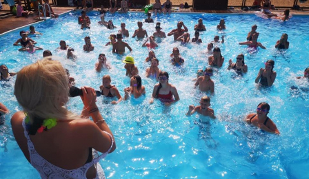 Zdjęcie przedstawia zabawę prowwadzoną na basenach letnich Na Skarpie