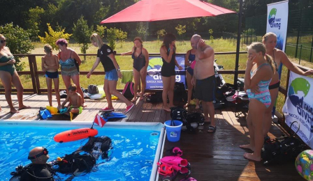 Zdjęcie przedstawia zabawę prowadzoną na basenach letnich Na Skarpie